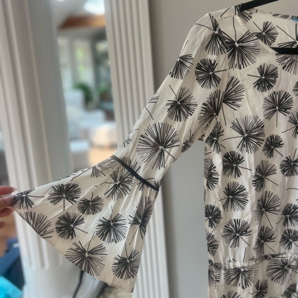 Alice + Olivia Monochrome Dandelion Print Blouse 95% Silk - Picture 3 of 5